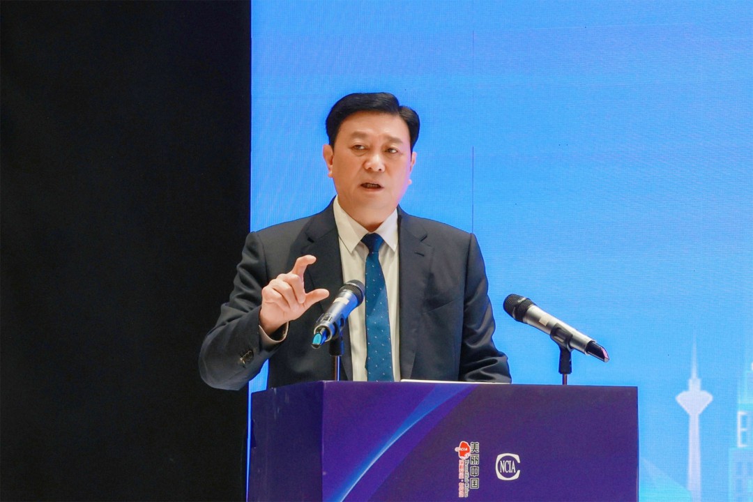 中國涂料工業(yè)協(xié)會會長劉普軍出席大會并致辭