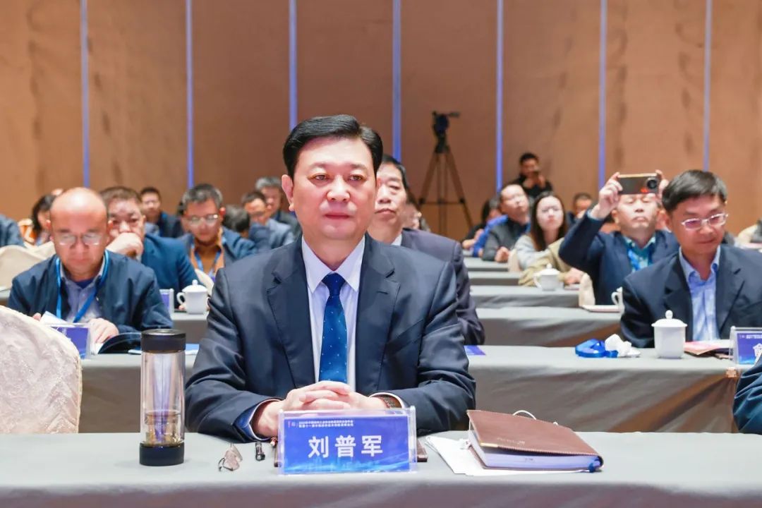 中國涂料工業(yè)協(xié)會會長劉普軍出席大會并致辭