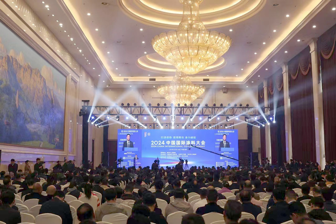 春滿四澤，萬象更新。3月26-28日，在社會各界和涂料全產(chǎn)業(yè)鏈的熱切期盼和矚目下，2024中國國際涂料大會在國家中心城市鄭州盛大召開。來自國家部委、地方政府領(lǐng)導(dǎo)、專家學(xué)者、涂料上下游產(chǎn)業(yè)鏈企業(yè)約1530名代表參加了本次大會。